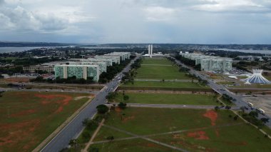 Brasilia, Brezilya - 10 Mart 2023: Brasilia 'nın havadan görünüşü, Bakanlıklar ve parlamentoyla Eixo Anıtı - Brasilia, County Federal, Brezilya