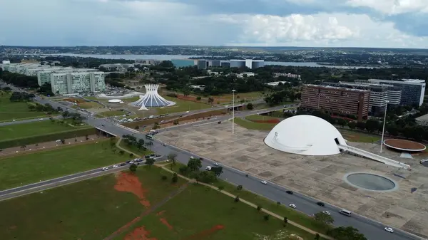 Brasilia, Brezilya - 10 Mart 2023: Museo Nacional da Republica ve Katedral Metroplitana Nossa Senhora Aparecida - Brasilia, Distrito Federal, Brezilya