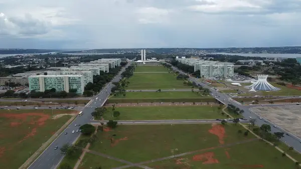 Brasilia, Brezilya - 10 Mart 2023: Brasilia 'nın havadan görünüşü, Bakanlıklar ve parlamentoyla Eixo Anıtı - Brasilia, County Federal, Brezilya