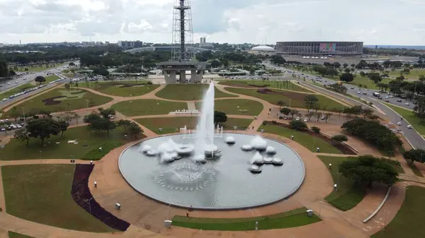 Brasilia, Brezilya - 10 Mart 2023: Eixo Anıtı ve TV Kulesi - Brasilia, Distrito Federal, Brezilya