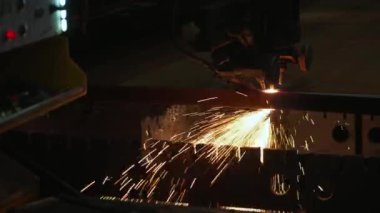 Çelik levha lazerle kesiliyor.