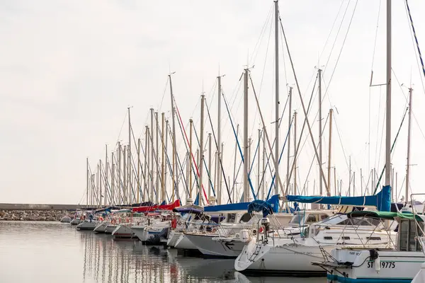 Palavas les Flots, Fransa 07.27.2017 Palavas les Flots limanında demirlemiş yelkenliler