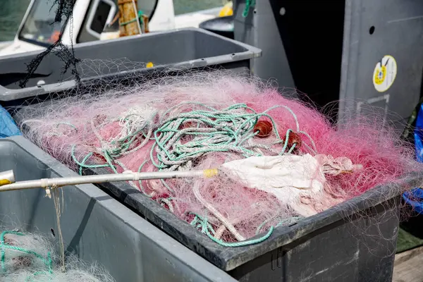 Fransa 'da Palavas les Flots' taki Lez nehrinin kıyısında balıkçılık malzemeleri.