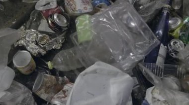Bir atık yönetim tesisinde plastik atık ile taşıyıcı bant sıralanmaktadır