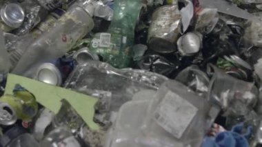 Bir atık yönetim tesisinde plastik atık ile taşıyıcı bant sıralanmaktadır