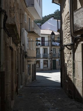 08.23.2024 Rua da Lua, Muros Galicia, İspanya: İspanya 'nın Galiçya köyündeki tipik dar sokak
