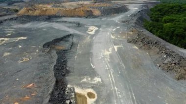 Brezilya 'daki yağmur ormanlarının kıyısında kocaman bir maden ocağı açıldı.