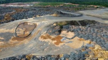 Brezilya 'daki yağmur ormanlarının kıyısında kocaman bir maden ocağı açıldı.