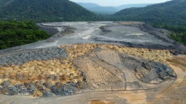 Brezilya 'daki yağmur ormanlarının kıyısında kocaman bir maden ocağı açıldı.