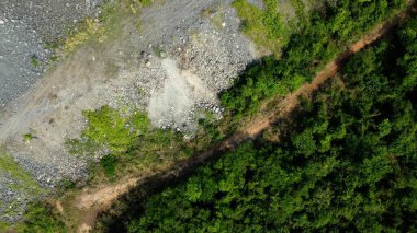 Amazon yağmur ormanları ile Brezilya 'daki yağmur ormanlarının kıyısındaki devasa açık maden arasındaki sınır.