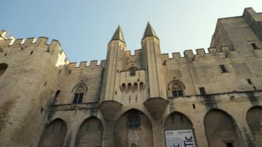 Avignon, Fransa 'daki Palais des Papes' in detaylarına yakından bakın.