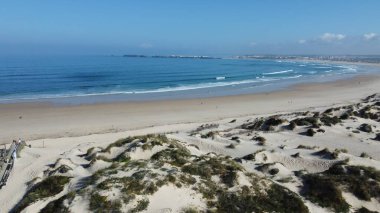 Peniche, Portekiz 'de kum tepeleri olan güzel bir sahil.