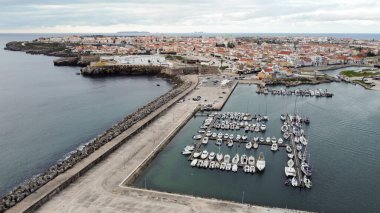 Peniche ve Peniche marinasının hava fotoğrafı.