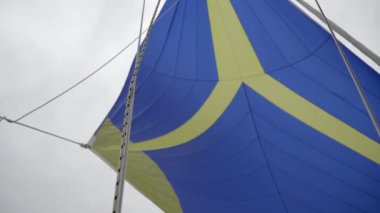 Modern bir yelkenlide dönen ve dönen bir yelkenlinin görüntüleri.
