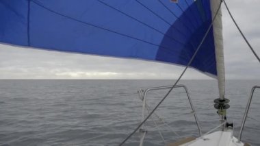 Modern bir yelkenlide dönen ve dönen bir yelkenlinin görüntüleri.