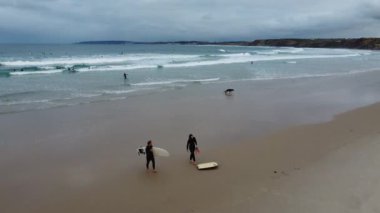 Portekiz 'de Praia Baleal' de sörf yapan bir sörfçü var.