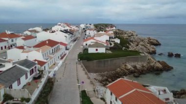 Portekiz 'de Praia Baleal' de sörf yapan bir sörfçü var.