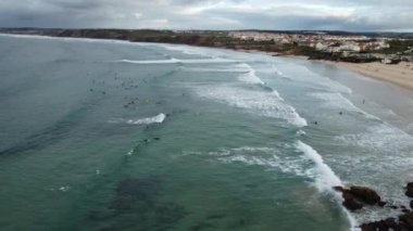 Portekiz 'de Praia Baleal' de sörf yapan bir sörfçü var.