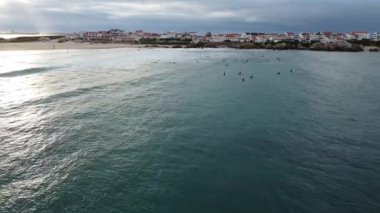 Portekiz 'de Praia Baleal' de sörf yapan bir sörfçü var.