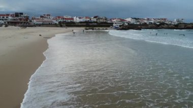 Portekiz 'de Praia Baleal' de sörf yapan bir sörfçü var.