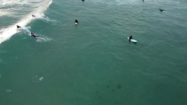 Portekiz 'de Praia Baleal' de sörf yapan bir sörfçü var.