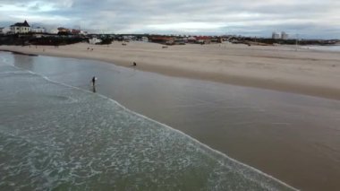 Portekiz 'de Praia Baleal' de sörf yapan bir sörfçü var.