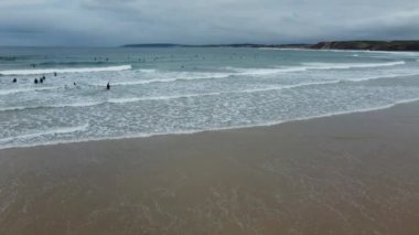 Portekiz 'de Praia Baleal' de sörf yapan bir sörfçü var.