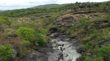 Vale da Lua (Ay Vadisi), Chapada dos Veadeiros Ulusal Parkı 'nın en ikonik ve çarpıcı doğal cazibelerinden biridir. Vadi, ayın yüzeyine benzeyen eşsiz jeolojik oluşumlarıyla ünlüdür.. 