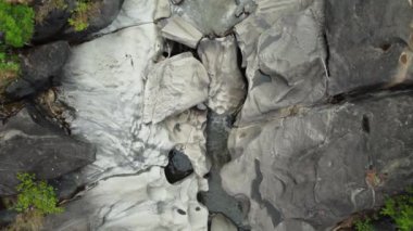 Vale da Lua (Ay Vadisi), Chapada dos Veadeiros Ulusal Parkı 'nın en ikonik ve çarpıcı doğal cazibelerinden biridir. Vadi, ayın yüzeyine benzeyen eşsiz jeolojik oluşumlarıyla ünlüdür.. 