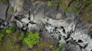 Vale da Lua (Ay Vadisi), Chapada dos Veadeiros Ulusal Parkı 'nın en ikonik ve çarpıcı doğal cazibelerinden biridir. Vadi, ayın yüzeyine benzeyen eşsiz jeolojik oluşumlarıyla ünlüdür.. 