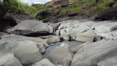 Vale da Lua (Ay Vadisi), Chapada dos Veadeiros Ulusal Parkı 'nın en ikonik ve çarpıcı doğal cazibelerinden biridir. Vadi, ayın yüzeyine benzeyen eşsiz jeolojik oluşumlarıyla ünlüdür.. 