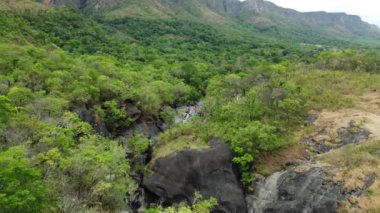 Vale da Lua (Ay Vadisi), Chapada dos Veadeiros Ulusal Parkı 'nın en ikonik ve çarpıcı doğal cazibelerinden biridir. Vadi, ayın yüzeyine benzeyen eşsiz jeolojik oluşumlarıyla ünlüdür.. 