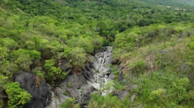 Vale da Lua (Ay Vadisi), Chapada dos Veadeiros Ulusal Parkı 'nın en ikonik ve çarpıcı doğal cazibelerinden biridir. Vadi, ayın yüzeyine benzeyen eşsiz jeolojik oluşumlarıyla ünlüdür.. 