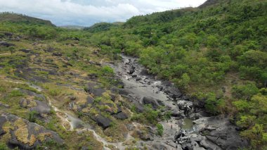 Vale da Lua (Ay Vadisi), Brezilya 'nın Goias eyaletinde yer alan Chapada dos Veadeiros Ulusal Parkı' nın en ikonik ve çarpıcı doğal cazibelerinden biridir. Vadi eşsiz jeolojik oluşumlarıyla ünlüdür.