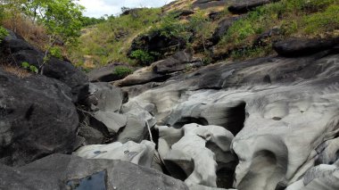 Vale da Lua (Ay Vadisi), Brezilya 'nın Goias eyaletinde yer alan Chapada dos Veadeiros Ulusal Parkı' nın en ikonik ve çarpıcı doğal cazibelerinden biridir. Vadi eşsiz jeolojik oluşumlarıyla ünlüdür.