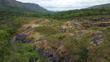 Vale da Lua (Ay Vadisi), Brezilya 'nın Goias eyaletinde yer alan Chapada dos Veadeiros Ulusal Parkı' nın en ikonik ve çarpıcı doğal cazibelerinden biridir. Vadi eşsiz jeolojik oluşumlarıyla ünlüdür.