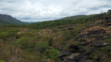 Vale da Lua (Ay Vadisi), Brezilya 'nın Goias eyaletinde yer alan Chapada dos Veadeiros Ulusal Parkı' nın en ikonik ve çarpıcı doğal cazibelerinden biridir. Vadi eşsiz jeolojik oluşumlarıyla ünlüdür.
