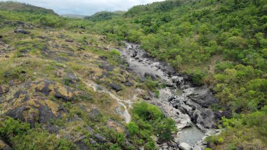 Vale da Lua (Ay Vadisi), Brezilya 'nın Goias eyaletinde yer alan Chapada dos Veadeiros Ulusal Parkı' nın en ikonik ve çarpıcı doğal cazibelerinden biridir. Vadi eşsiz jeolojik oluşumlarıyla ünlüdür.