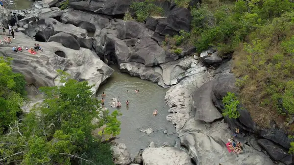Vale da Lua (Ay Vadisi), Brezilya 'nın Goias eyaletinde yer alan Chapada dos Veadeiros Ulusal Parkı' nın en ikonik ve çarpıcı doğal cazibelerinden biridir. Vadi eşsiz jeolojik oluşumlarıyla ünlüdür.