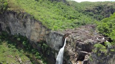Saltos do Rio Preto Brezilya 'nın Gois eyaletindeki Chapada dos Veadeiros Ulusal Parkı' nda yer almaktadır. Rio Preto Nehri tarafından kurulmuştur. En büyük şelale 120 metre yüksekliğindedir (394 feet), ikinci şelale ise biraz daha küçüktür. 