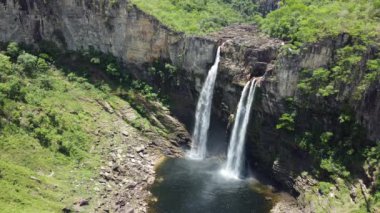 Saltos do Rio Preto Brezilya 'nın Gois eyaletindeki Chapada dos Veadeiros Ulusal Parkı' nda yer almaktadır. Rio Preto Nehri tarafından kurulmuştur. En büyük şelale 120 metre yüksekliğindedir (394 feet), ikinci şelale ise biraz daha küçüktür. 