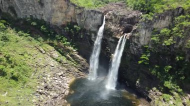 Saltos do Rio Preto Brezilya 'nın Gois eyaletindeki Chapada dos Veadeiros Ulusal Parkı' nda yer almaktadır. Rio Preto Nehri tarafından kurulmuştur. En büyük şelale 120 metre yüksekliğindedir (394 feet), ikinci şelale ise biraz daha küçüktür. 
