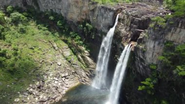 Saltos do Rio Preto Brezilya 'nın Gois eyaletindeki Chapada dos Veadeiros Ulusal Parkı' nda yer almaktadır. Rio Preto Nehri tarafından kurulmuştur. En büyük şelale 120 metre yüksekliğindedir (394 feet), ikinci şelale ise biraz daha küçüktür. 