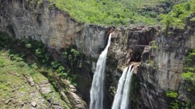 Saltos do Rio Preto Brezilya 'nın Gois eyaletindeki Chapada dos Veadeiros Ulusal Parkı' nda yer almaktadır. Rio Preto Nehri tarafından kurulmuştur. En büyük şelale 120 metre yüksekliğindedir (394 feet), ikinci şelale ise biraz daha küçüktür. 