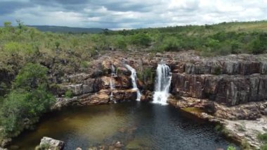 Cataratas dos Couros, Brezilya 'nın Gois eyaletindeki Chapada dos Veadeiros Ulusal Parkı' ndaki en çarpıcı şelalelerden biridir.