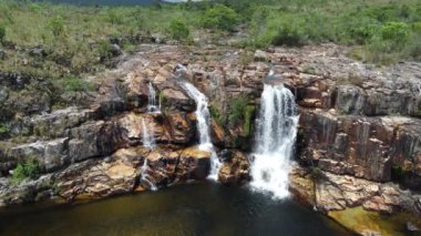Cataratas dos Couros, Brezilya 'nın Gois eyaletindeki Chapada dos Veadeiros Ulusal Parkı' ndaki en çarpıcı şelalelerden biridir.