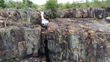 Cataratas dos Couros, Brezilya 'nın Gois eyaletindeki Chapada dos Veadeiros Ulusal Parkı' ndaki en çarpıcı şelalelerden biridir.