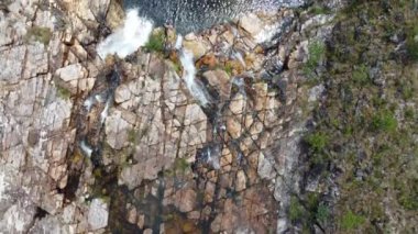 Cataratas dos Couros, Brezilya 'nın Gois eyaletindeki Chapada dos Veadeiros Ulusal Parkı' ndaki en çarpıcı şelalelerden biridir.