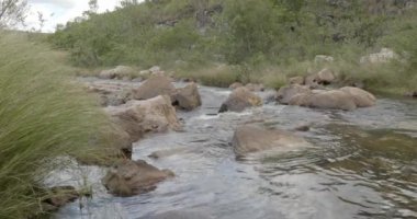 Brezilya 'nın Gois eyaletinde yer alan Chapada dos Veadeiros Ulusal Parkı' ndaki Rio dos Couros nehri.