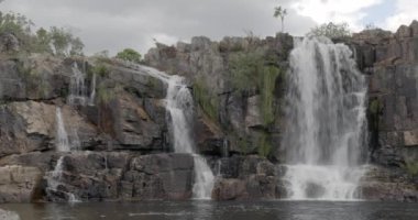 Brezilya 'nın Gois eyaletinde yer alan Chapada dos Veadeiros Ulusal Parkı' ndaki Rio dos Couros nehri.